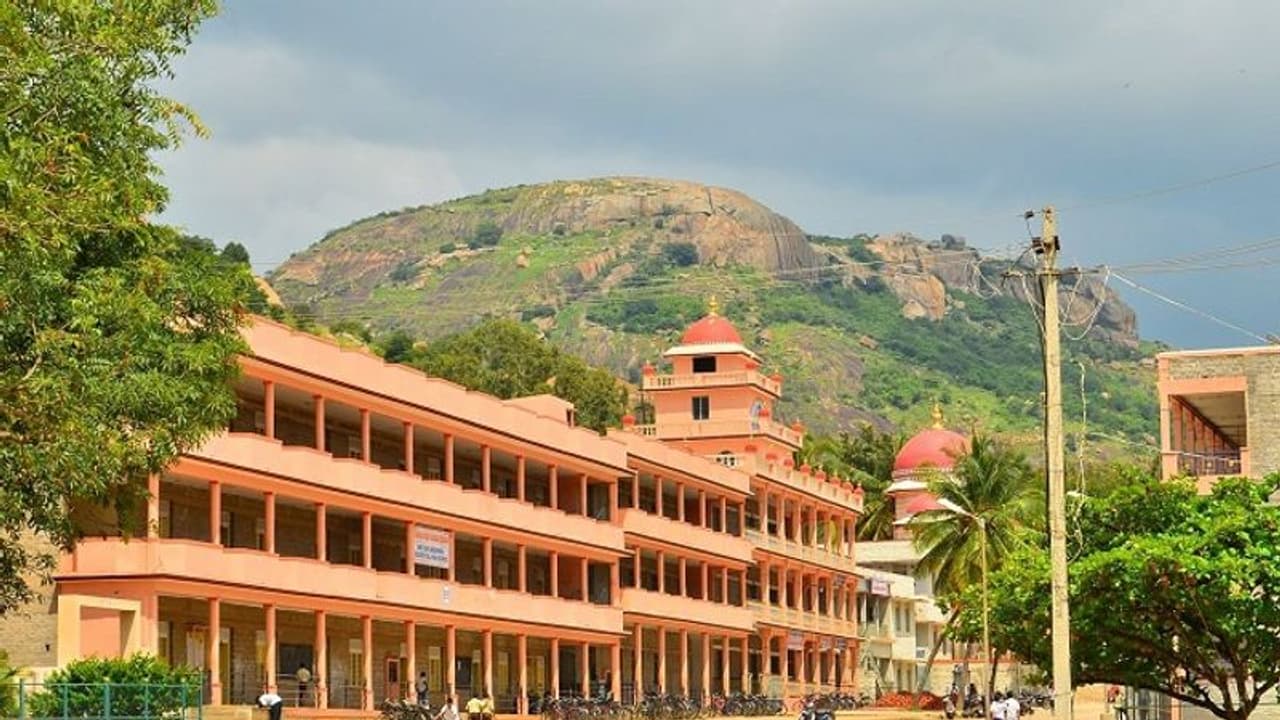 ಸಿದ್ಧಗಂಗಾ ಮಠದ ವೈಭವ ನೋಡಲು ಅರ್ಧ ದಿನವೇ ಬೇಕು!