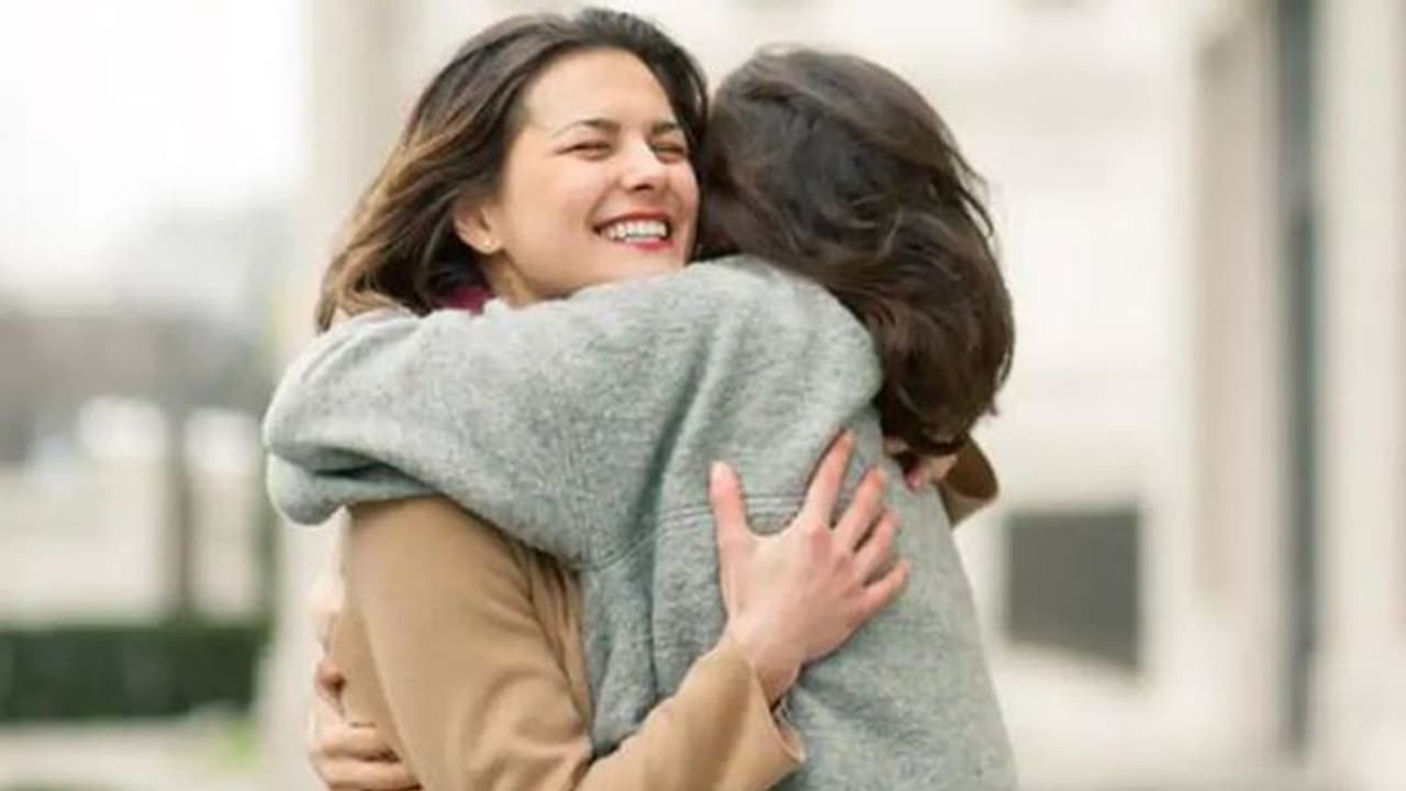 ആലിംഗനം; നിങ്ങളറിയാത്ത ചില ആരോഗ്യ ഗുണങ്ങൾ ആലിംഗനം; നിങ്ങളറിയാത്ത ചില ആരോഗ്യ ഗുണങ്ങൾ