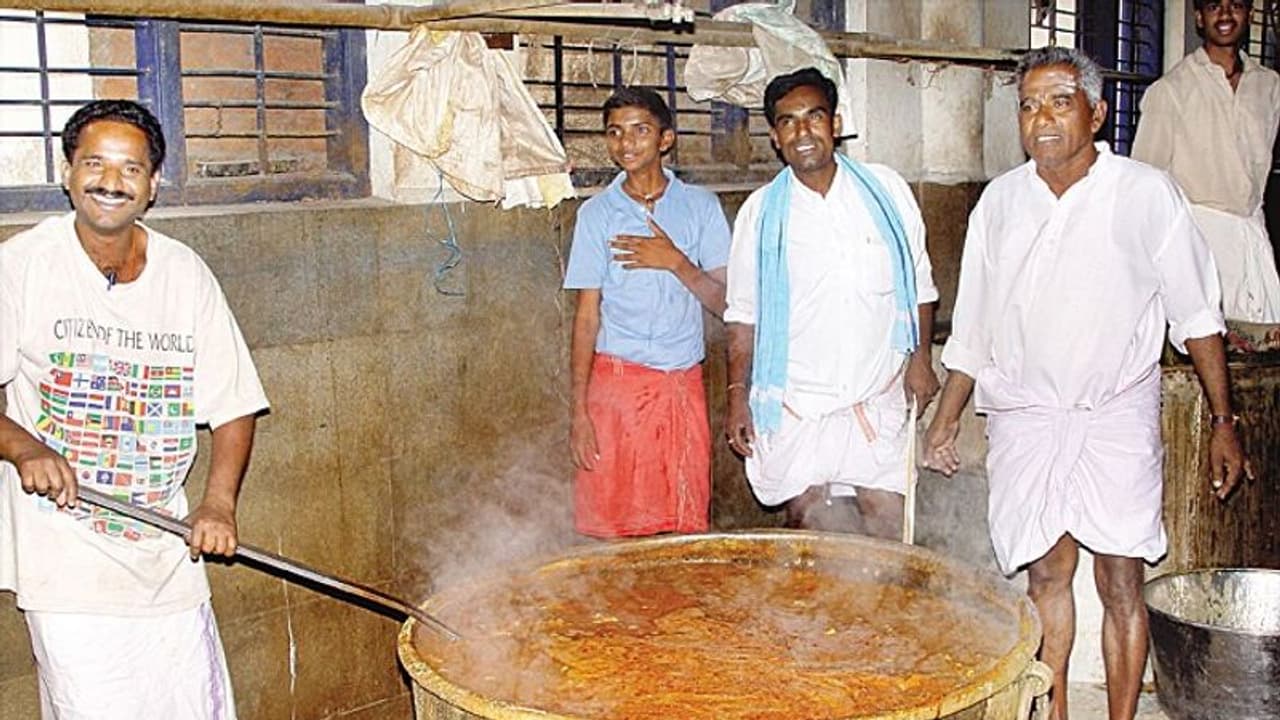 ಬರಗಾಲದಲ್ಲಿ ಜನರಿಗೆ ಊಟ ಹಾಕಿದ್ದ ಸಿದ್ಧಗಂಗಾ ಮಠ ಬರಗಾಲದಲ್ಲಿ ಜನರಿಗೆ ಊಟ ಹಾಕಿದ್ದ ಸಿದ್ಧಗಂಗಾ ಮಠ