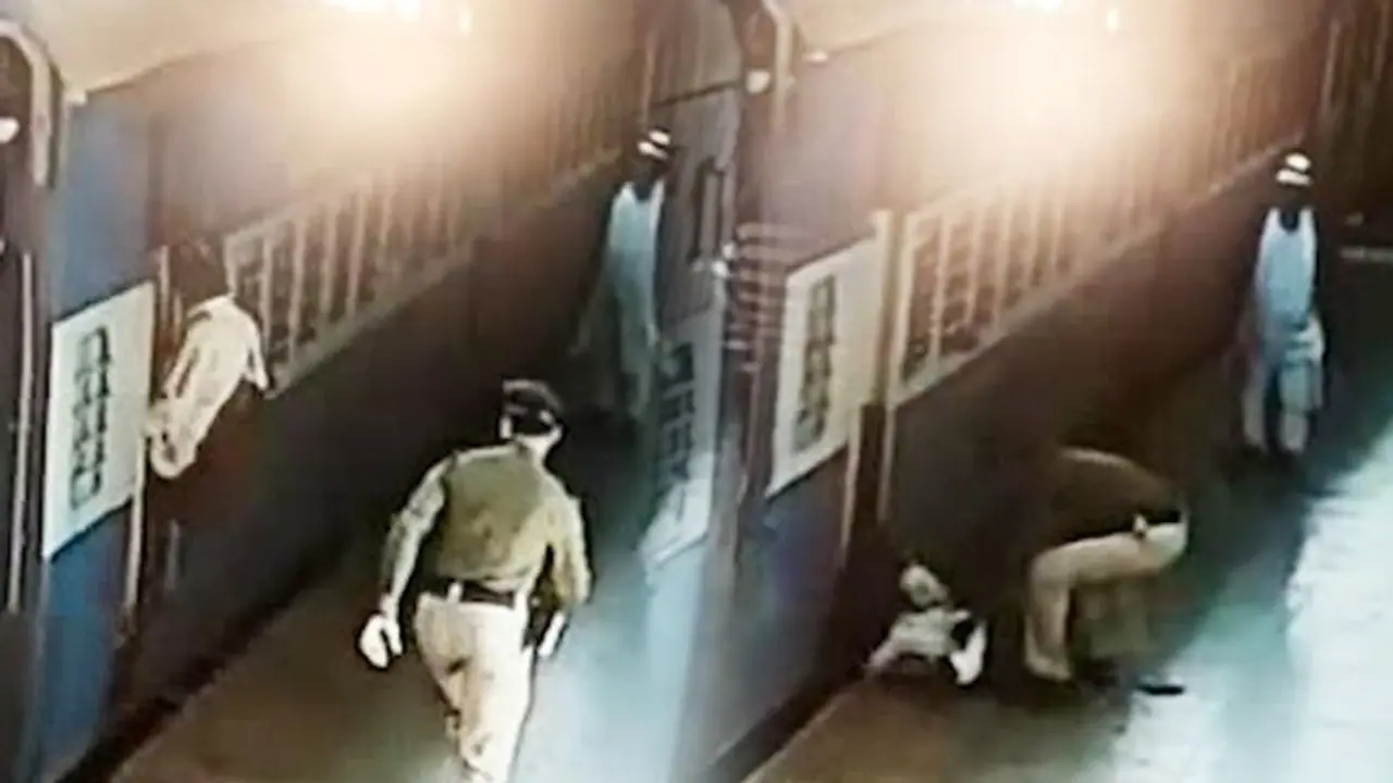 ఫైన్ కట్టమన్నందుకు మహిళా టీటీఐని రైలు నుంచి తోసేసిన దుండగులు ఫైన్ కట్టమన్నందుకు మహిళా టీటీఐని రైలు నుంచి తోసేసిన దుండగులు