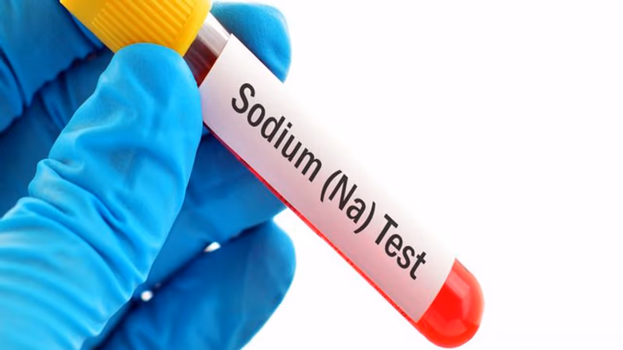 ശരീരത്തിൽ സോഡിയം കുറയുന്നതും കൂടുന്നതും; ശ്രദ്ധിക്കേണ്ട ചിലതുണ്ട് ശരീരത്തിൽ സോഡിയം കുറയുന്നതും കൂടുന്നതും; ശ്രദ്ധിക്കേണ്ട ചിലതുണ്ട്