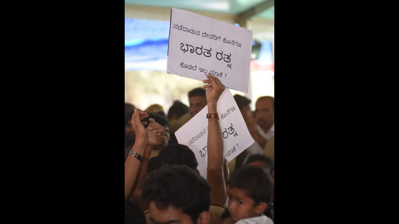 ಸಿದ್ಧಗಂಗಾ ಶ್ರೀಗಳಿಗೆ ಭಾರತ ರತ್ನ: ಆಶಯವಿನ್ನೂ ಜೀವಂತ ಸಿದ್ಧಗಂಗಾ ಶ್ರೀಗಳಿಗೆ ಭಾರತ ರತ್ನ: ಆಶಯವಿನ್ನೂ ಜೀವಂತ