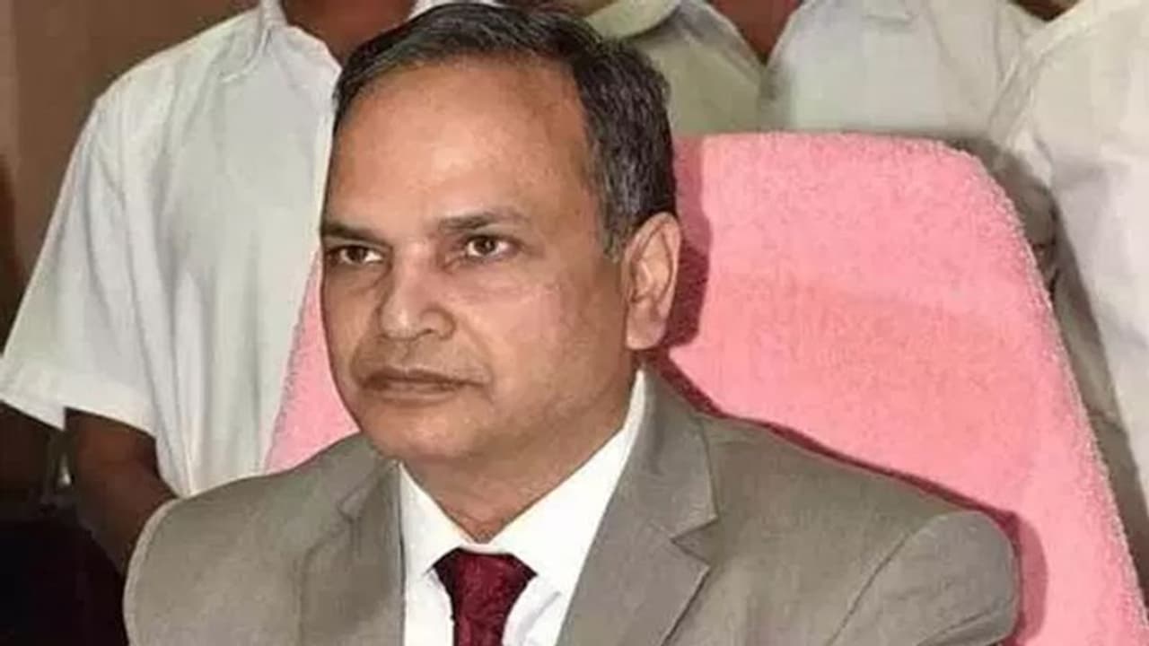 ఆర్టీసీ సమ్మె ఎఫెక్ట్: సీఎస్ తో ఉద్యోగ సంఘాలు భేటీ ఆర్టీసీ సమ్మె ఎఫెక్ట్: సీఎస్ తో ఉద్యోగ సంఘాలు భేటీ