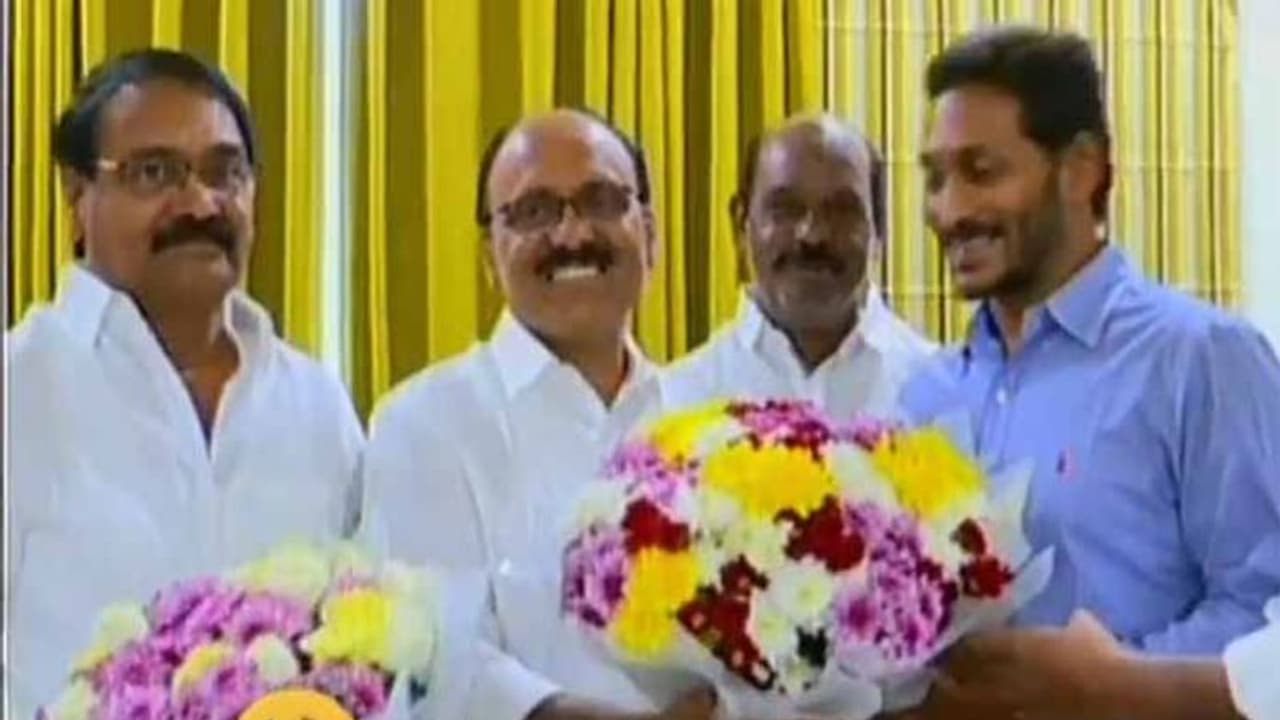 వైసీపీలో రాజంపేట టికెట్ లొల్లి: నేనే పోటీ చేస్తానంటున్న మేడా వైసీపీలో రాజంపేట టికెట్ లొల్లి: నేనే పోటీ చేస్తానంటున్న మేడా