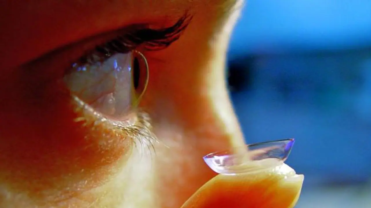 കോണ്ടാക്ട് ലെന്സ് ധരിച്ച് ഉറങ്ങുന്നവരുടെ ശ്രദ്ധയ്ക്ക്... കോണ്ടാക്ട് ലെന്സ് ധരിച്ച് ഉറങ്ങുന്നവരുടെ ശ്രദ്ധയ്ക്ക്...