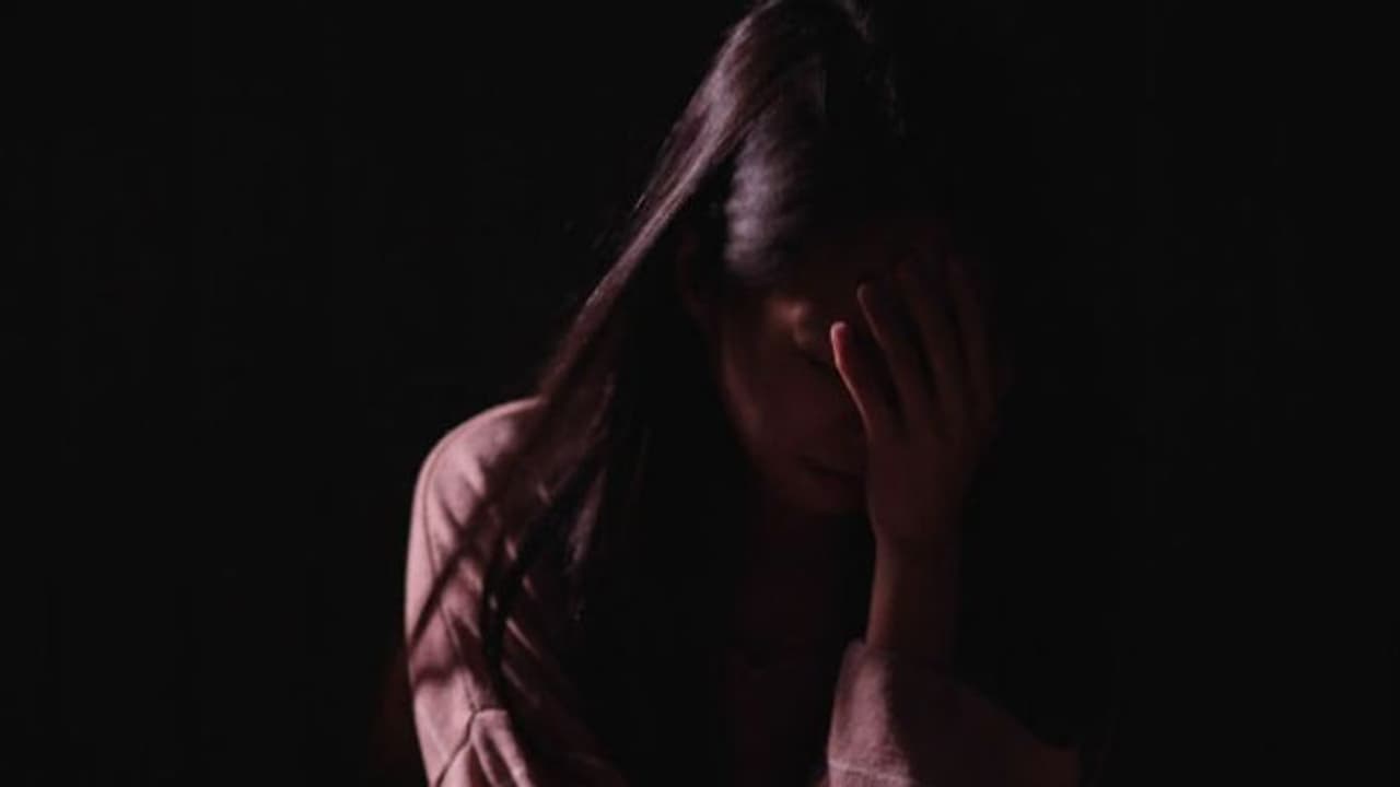 న్యాయం కోసం వస్తే: వివాహితపై పోలీస్ అధికారి అత్యాచారం, బెదిరింపులు న్యాయం కోసం వస్తే: వివాహితపై పోలీస్ అధికారి అత్యాచారం, బెదిరింపులు