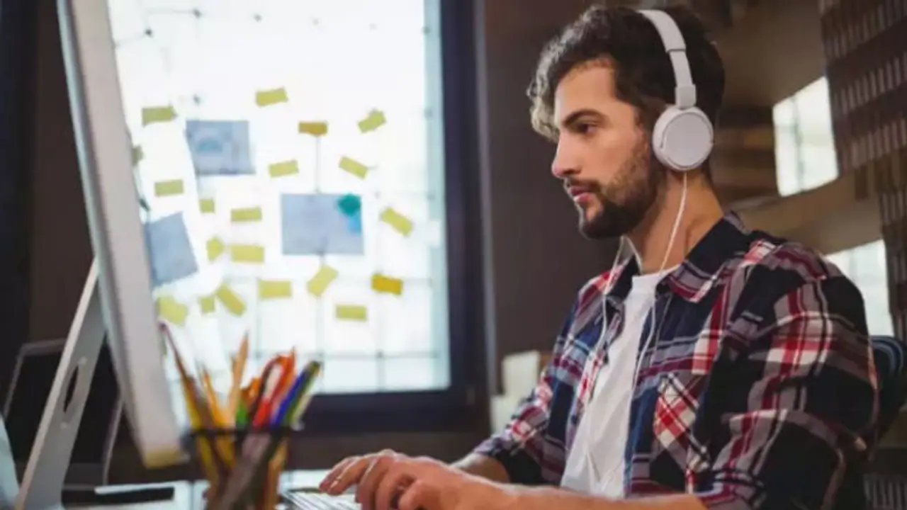 প্রতিদিন নিয়ম করে গান শোনেন, জানুন অজান্তেই কতটা উপকার করছেন নিজের প্রতিদিন নিয়ম করে গান শোনেন, জানুন অজান্তেই কতটা উপকার করছেন নিজের