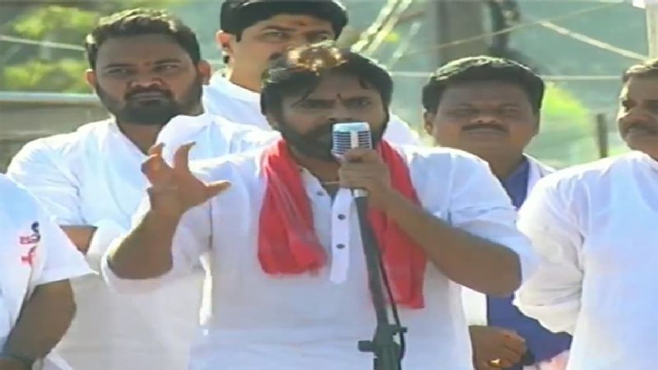 దోపిడీ చేస్తే తాట తీస్తా, మైనింగ్ జోలికి వస్తే ఇక అంతే : టీడీపీకి పవన్ హెచ్చరిక దోపిడీ చేస్తే తాట తీస్తా, మైనింగ్ జోలికి వస్తే ఇక అంతే : టీడీపీకి పవన్ హెచ్చరిక