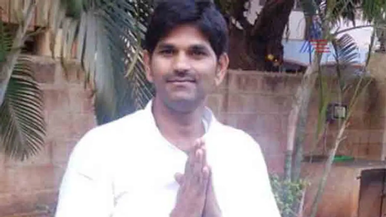 ಮುಂಬೈನಲ್ಲಿ ರಾಮನಗರ ಪೋಲಿಸರಿಗೆ ಚೆಳ್ಳೆ ಹಣ್ಣು ತಿನ್ನಿಸಿದ ಕಂಪ್ಲಿ ಶಾಸಕ ಗಣೇಶ್ ಮುಂಬೈನಲ್ಲಿ ರಾಮನಗರ ಪೋಲಿಸರಿಗೆ ಚೆಳ್ಳೆ ಹಣ್ಣು ತಿನ್ನಿಸಿದ ಕಂಪ್ಲಿ ಶಾಸಕ ಗಣೇಶ್