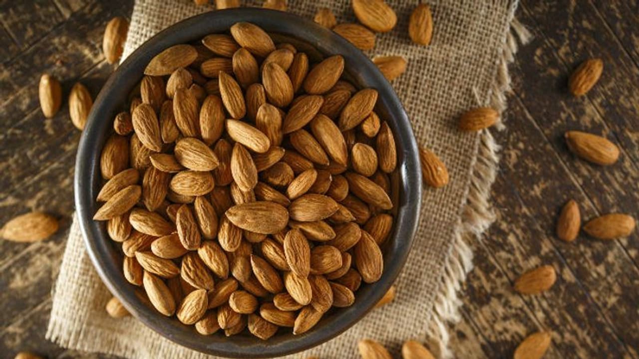 മുഖം കിടിലമാക്കാന് രണ്ട് ബദാം ഫെയ്സ് മാസ്ക്കുകള്... മുഖം കിടിലമാക്കാന് രണ്ട് ബദാം ഫെയ്സ് മാസ്ക്കുകള്...