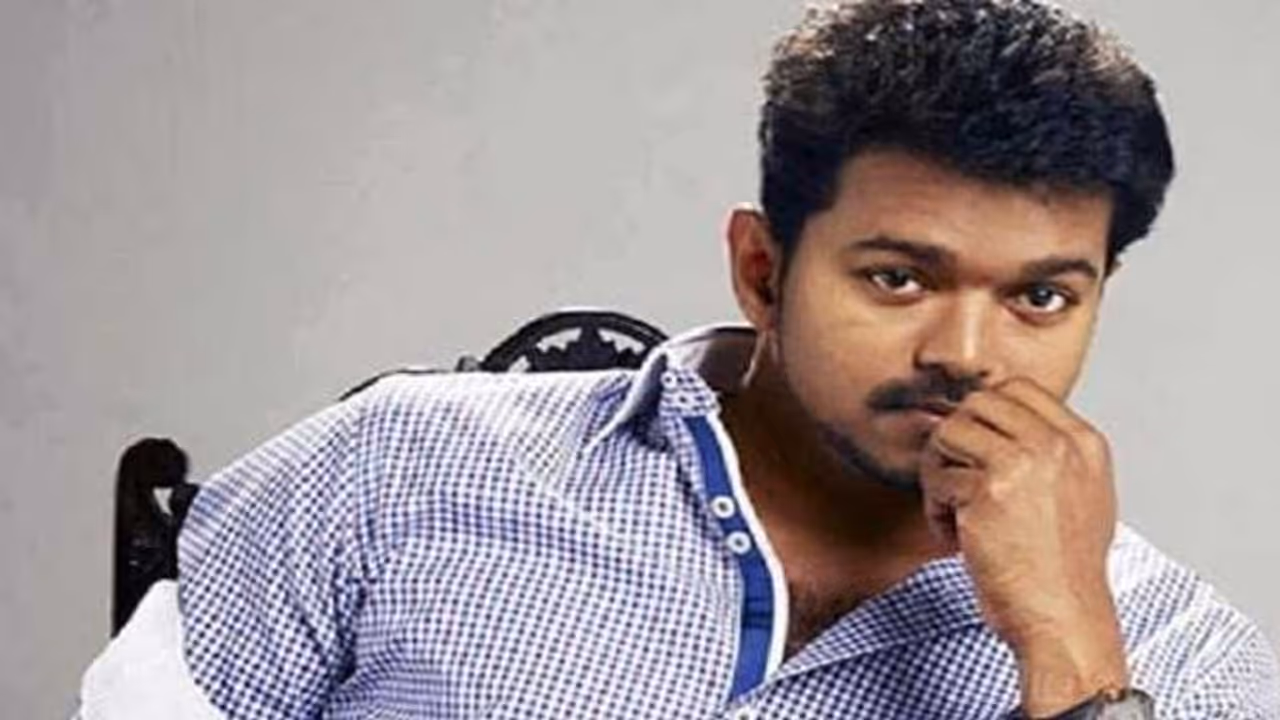 போஸ்டருக்கு பால் ஊற்றி திட்டு வாங்கிய தளபதி ரசிகர்கள் செய்த செயல்..! குவியும் பாராட்டு..!