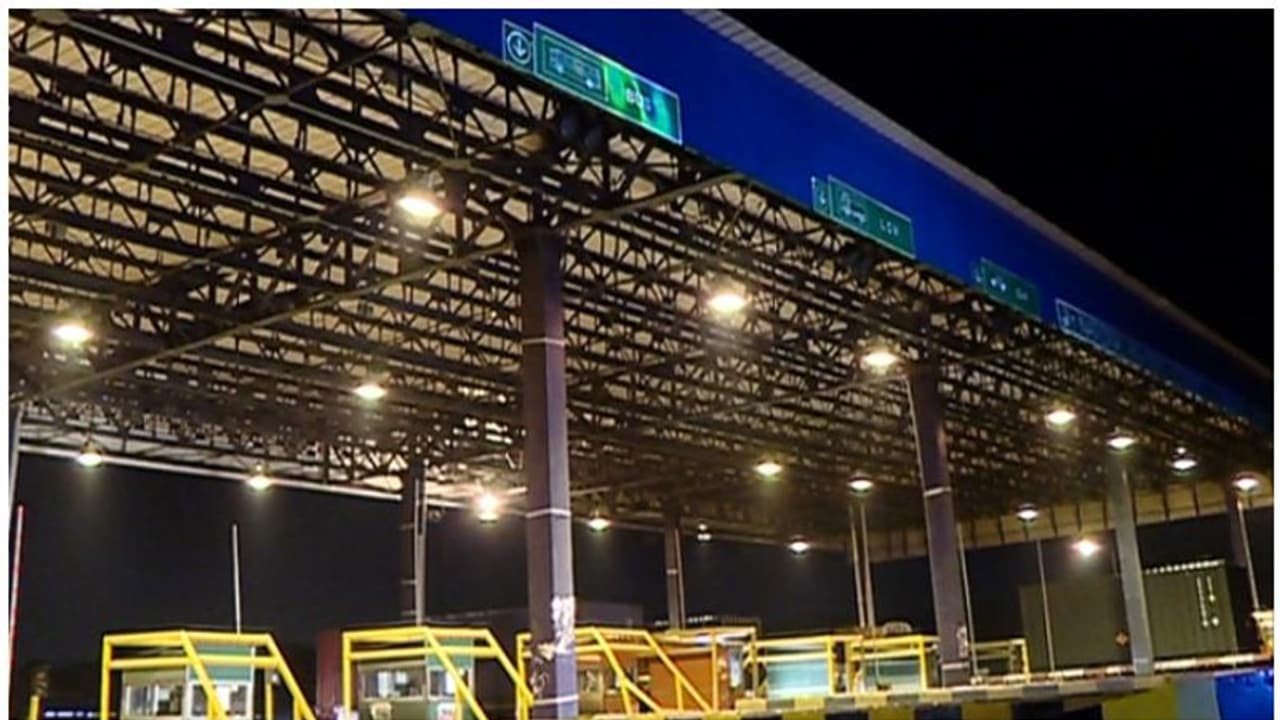 വല്ലാർപ്പാടം കണ്ടെയ്നർ റോഡിൽ തൽക്കാലം ടോൾ പിരിക്കില്ല; അന്തിമ തീരുമാനം കളക്ടറുമായുള്ള ചർച്ചയ്ക്ക് ശേഷം വല്ലാർപ്പാടം കണ്ടെയ്നർ റോഡിൽ തൽക്കാലം ടോൾ പിരിക്കില്ല; അന്തിമ തീരുമാനം കളക്ടറുമായുള്ള ചർച്ചയ്ക്ക് ശേഷം