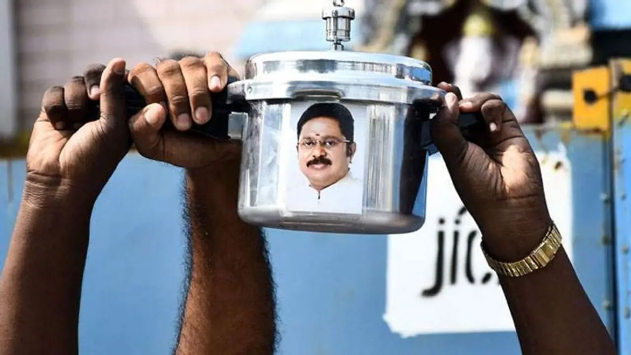 தேனிலவு முக்கியமல்ல.. தேர்தல் தான் முக்கியம்... அதிரடியாக களத்தில் இறங்கி அடிக்கும் அமமுக வேட்பாளர்..!