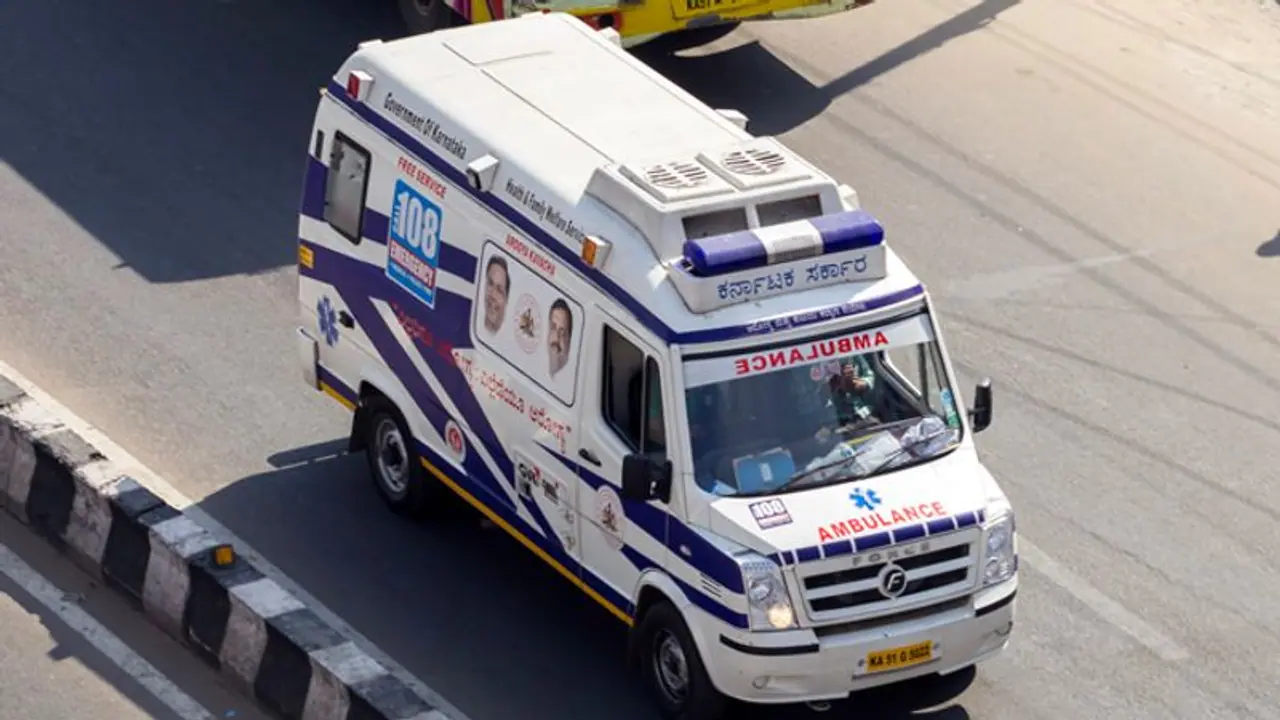 ಹೊಸ ನಿಯಮ: ಆ್ಯಂಬುಲೆನ್ಸ್ಗೆ ಅಡ್ಡ ಬಂದರೆ 10 ಸಾವಿರ ರೂ. ದಂಡ! ಹೊಸ ನಿಯಮ: ಆ್ಯಂಬುಲೆನ್ಸ್ಗೆ ಅಡ್ಡ ಬಂದರೆ 10 ಸಾವಿರ ರೂ. ದಂಡ!