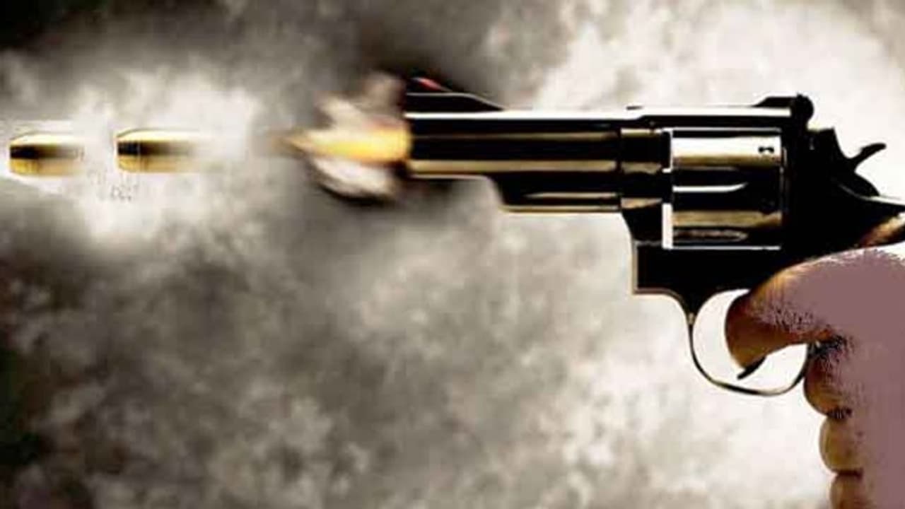 బుల్లెట్ దిగినా కూతురును పరీక్షా కేంద్రంలో దించిన తండ్రి బుల్లెట్ దిగినా కూతురును పరీక్షా కేంద్రంలో దించిన తండ్రి