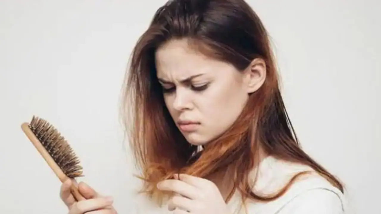 അടുക്കളയിലെ ഈ മൂന്ന് ചേരുവകൾ മതി, താരനും മുടികൊഴിച്ചിലും കുറയ്ക്കാം അടുക്കളയിലെ ഈ മൂന്ന് ചേരുവകൾ മതി, താരനും മുടികൊഴിച്ചിലും കുറയ്ക്കാം