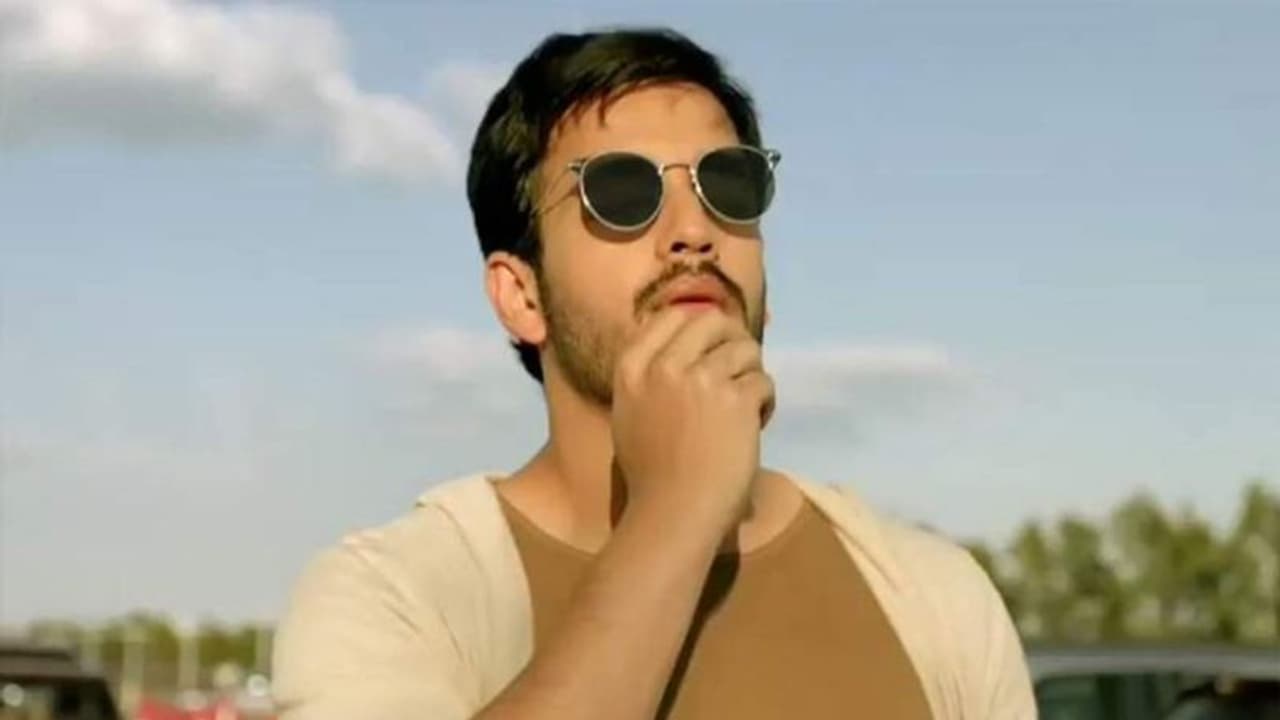 హీరోయిన్ లేకుండా ఒంటరిగా వెళుతోన్న అఖిల్ హీరోయిన్ లేకుండా ఒంటరిగా వెళుతోన్న అఖిల్