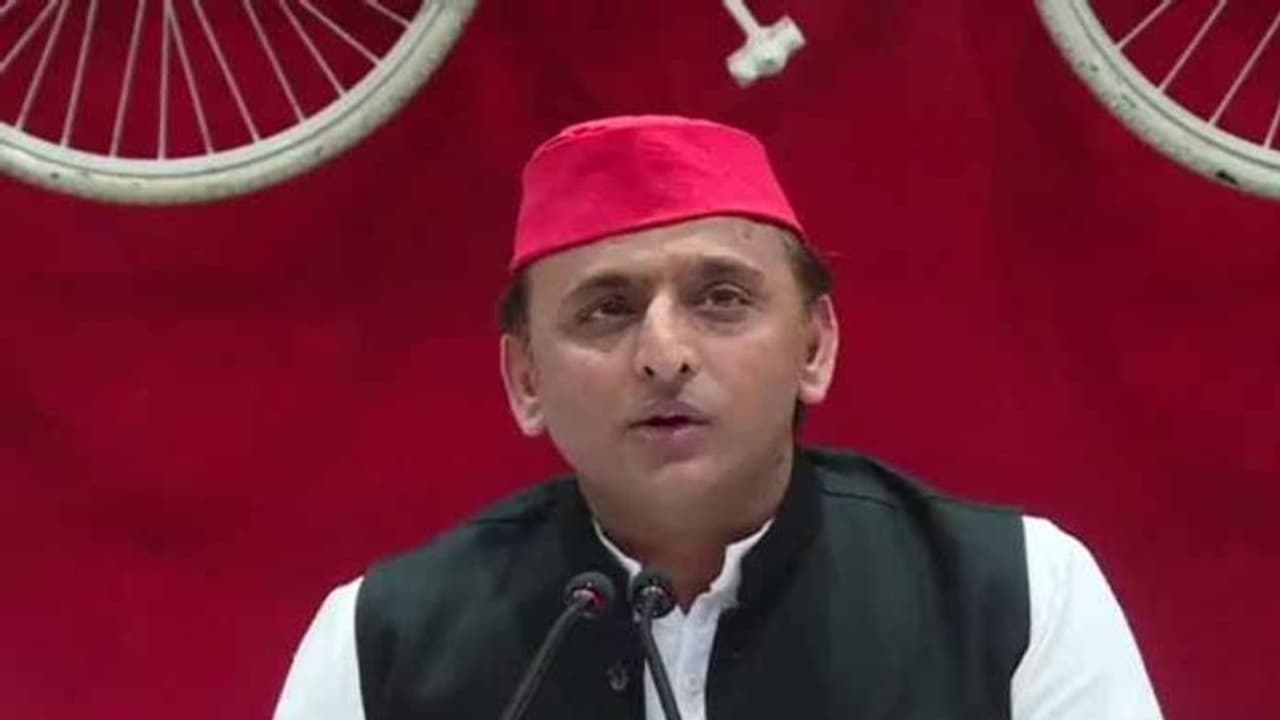 జయప్రదపై అనుచిత వ్యాఖ్యలు: ఆజంను వెనకేసుకొచ్చిన అఖిలేష్ జయప్రదపై అనుచిత వ్యాఖ్యలు: ఆజంను వెనకేసుకొచ్చిన అఖిలేష్