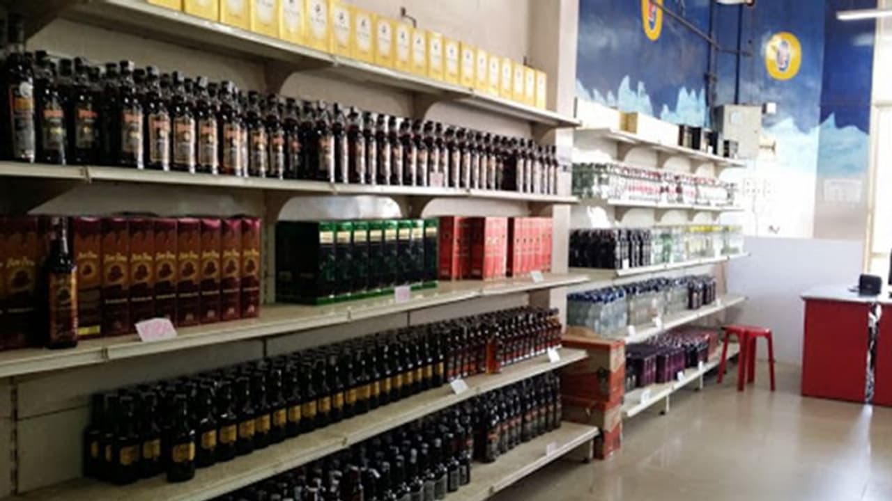 സ്വകാര്യ ബാർ കൗണ്ടർ വഴി മദ്യവിൽപന: ദേശീയ ലോക്ക് ഡൗണിൽ സർക്കാർ തീരുമാനം വൈകും സ്വകാര്യ ബാർ കൗണ്ടർ വഴി മദ്യവിൽപന: ദേശീയ ലോക്ക് ഡൗണിൽ സർക്കാർ തീരുമാനം വൈകും