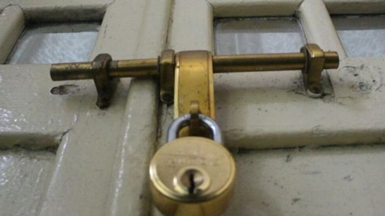 ലോക്ക് ടൗണിൽ ഇടുക്കിയിലെ സർക്കാർ വനിതാ ഹോസ്റ്റലിൽ വാർഡന്റെ ക്രൂരത; ഹോസ്റ്റൽ പൂട്ടി പോയി ലോക്ക് ടൗണിൽ ഇടുക്കിയിലെ സർക്കാർ വനിതാ ഹോസ്റ്റലിൽ വാർഡന്റെ ക്രൂരത; ഹോസ്റ്റൽ പൂട്ടി പോയി