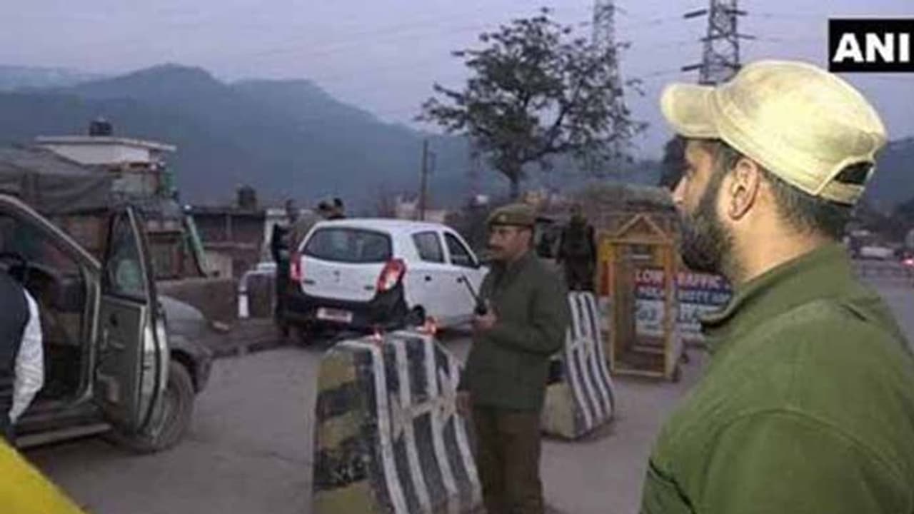 ఢిల్లీలో పేలుళ్లకు ఉగ్రవాదుల కుట్ర.. భగ్నం చేసిన పోలీసులు ఢిల్లీలో పేలుళ్లకు ఉగ్రవాదుల కుట్ర.. భగ్నం చేసిన పోలీసులు