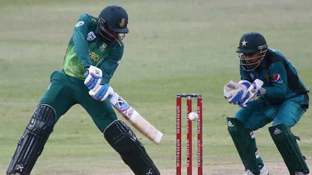 Racist comments: Sarfraz Ahmed meets Andile Phehlukwayo, apologises