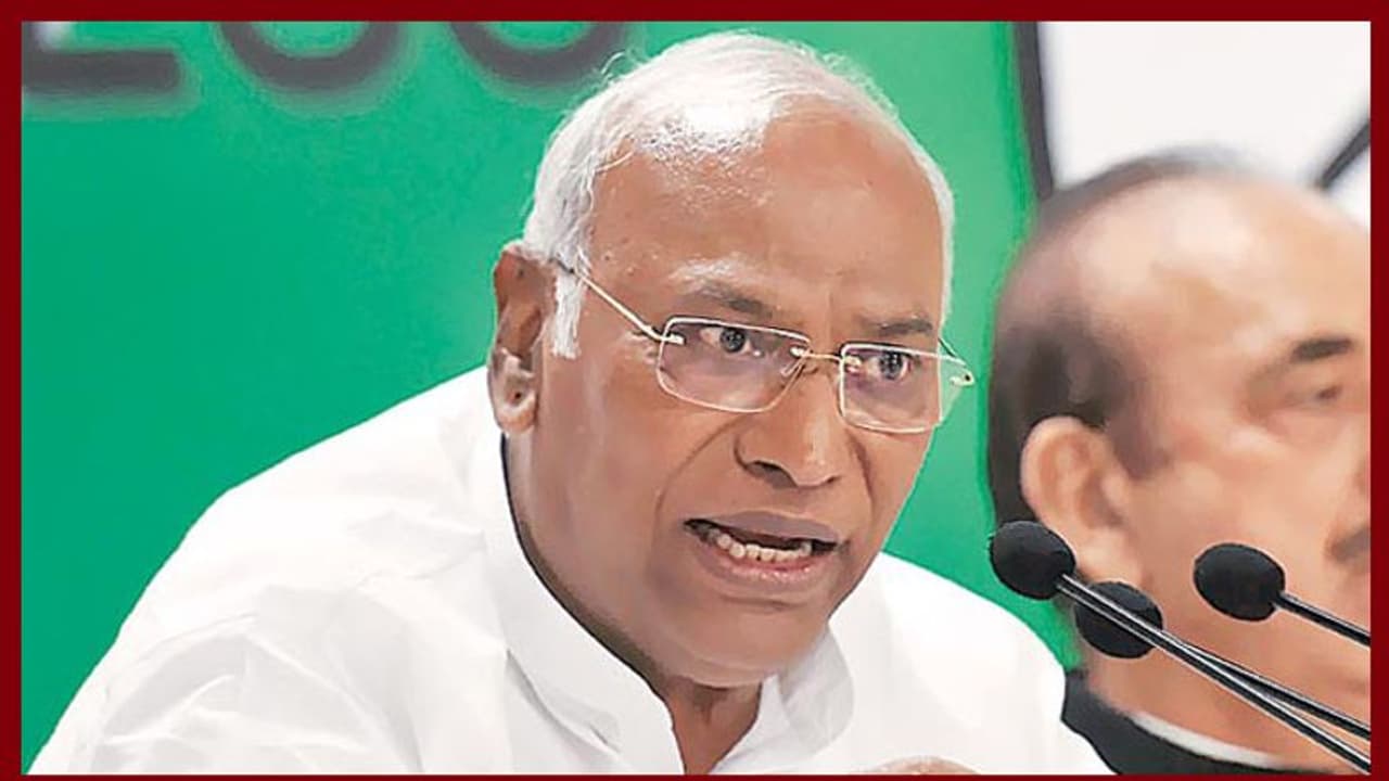 Mallikarjun Kharge sweeps Congress presidential elections; Shashi Tharoor congratulates him Mallikarjun Kharge sweeps Congress presidential elections; Shashi Tharoor congratulates him
