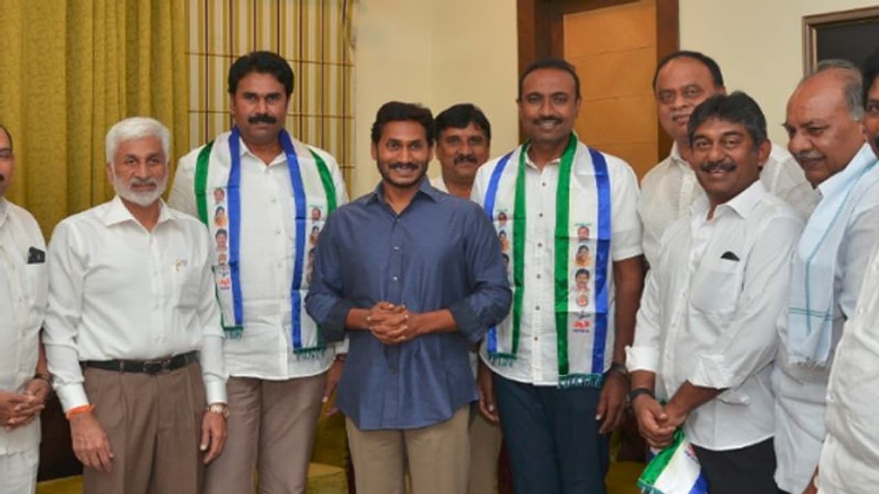జగన్ తో భేటీ: వైసిపిలోకి ఆ ఇద్దరు నేతలు జగన్ తో భేటీ: వైసిపిలోకి ఆ ఇద్దరు నేతలు