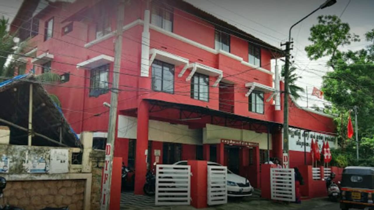 പൊലീസ് സ്റ്റേഷനിലേക്ക് കല്ലെറിഞ്ഞ കേസ്; പ്രതികള്ക്കായി സിപിഎം ജില്ലാ കമ്മിറ്റി ഓഫീസില് റെയ്ഡ് പൊലീസ് സ്റ്റേഷനിലേക്ക് കല്ലെറിഞ്ഞ കേസ്; പ്രതികള്ക്കായി സിപിഎം ജില്ലാ കമ്മിറ്റി ഓഫീസില് റെയ്ഡ്