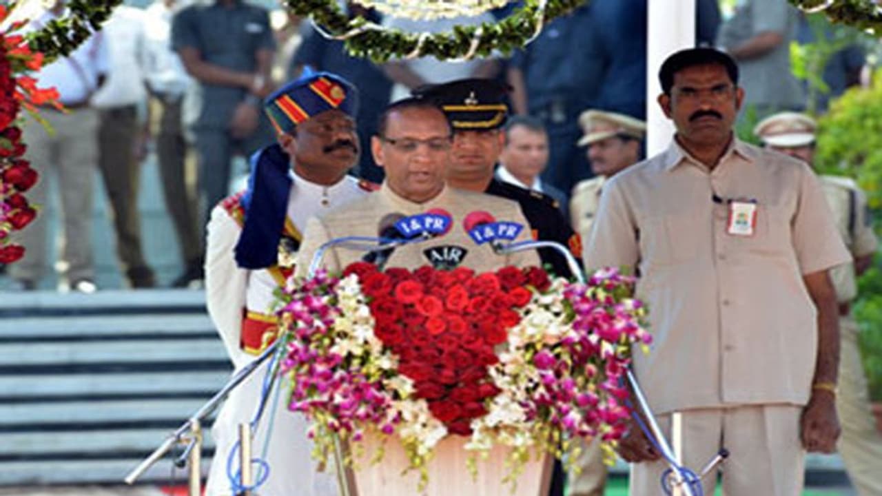 కేసీఆర్ వల్లే రాజకీయ స్థిరత్వం...అందువల్లే మరోసారి అధికారం: గవర్నర్ కేసీఆర్ వల్లే రాజకీయ స్థిరత్వం...అందువల్లే మరోసారి అధికారం: గవర్నర్