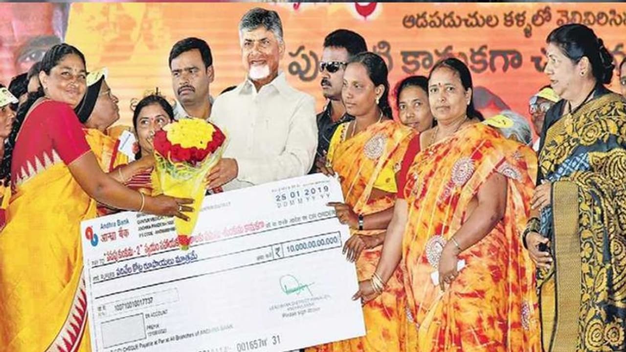 ಮಹಿಳೆಯರಿಗೆ ಸರ್ಕಾರದಿಂದ ₹10,000 ನಗದು ಹಾಗೂ ಸ್ಮಾರ್ಟ್ಫೋನ್! ಮಹಿಳೆಯರಿಗೆ ಸರ್ಕಾರದಿಂದ ₹10,000 ನಗದು ಹಾಗೂ ಸ್ಮಾರ್ಟ್ಫೋನ್!