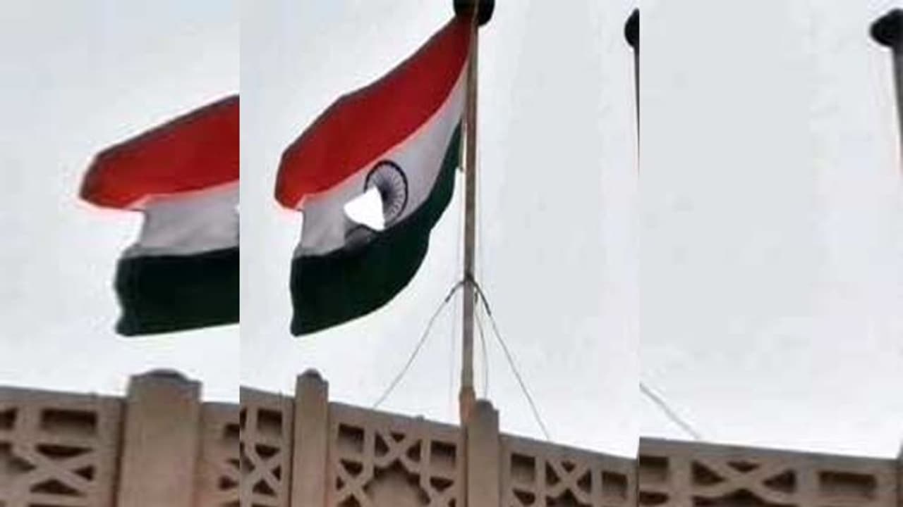 ఉస్మానియా యూనివర్శిటీలో జాతీయజెండాకు అవమానం