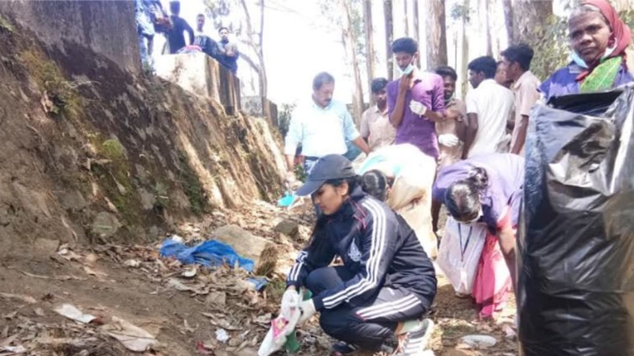 റിപ്പബ്ലിക് ദിനത്തില് സബ്കളക്ടര് രേണുരാജിന്റെ മാതൃകയ്ക്ക് കൈയ്യടി റിപ്പബ്ലിക് ദിനത്തില് സബ്കളക്ടര് രേണുരാജിന്റെ മാതൃകയ്ക്ക് കൈയ്യടി
