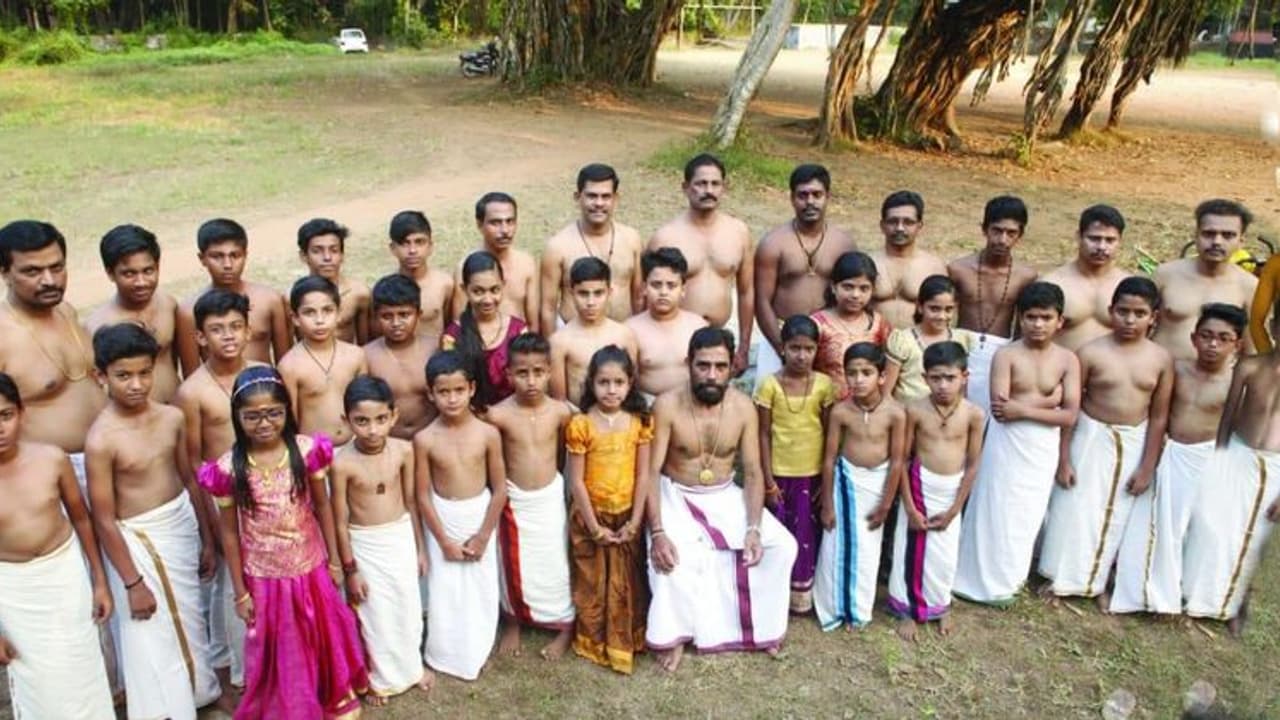 ചെണ്ടമേളത്തിൽ പുതു കാല്വയ്പ്പുമായി കൊരയങ്ങാട് വാദ്യസംഘം ചെണ്ടമേളത്തിൽ പുതു കാല്വയ്പ്പുമായി കൊരയങ്ങാട് വാദ്യസംഘം