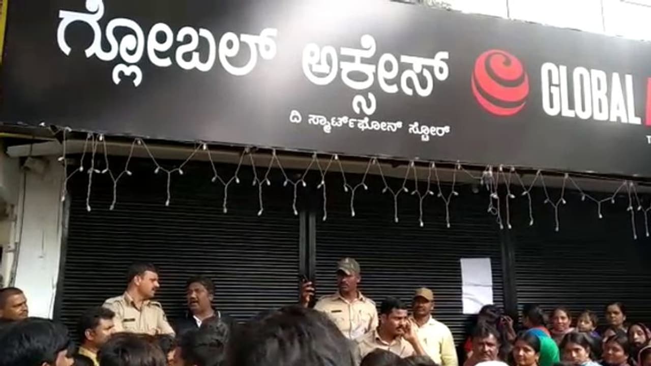 99 ರು.ಗೆ ಮೊಬೈಲ್: ಖರೀದಿಗೆ ಮುಗಿಬಿದ್ದ ಜನ, ಲಾಠಿ ಪ್ರಹಾರ: ಬೇಸ್ತು ಬಿದ್ದ ಕಂಪೆನಿ 99 ರು.ಗೆ ಮೊಬೈಲ್: ಖರೀದಿಗೆ ಮುಗಿಬಿದ್ದ ಜನ, ಲಾಠಿ ಪ್ರಹಾರ: ಬೇಸ್ತು ಬಿದ್ದ ಕಂಪೆನಿ