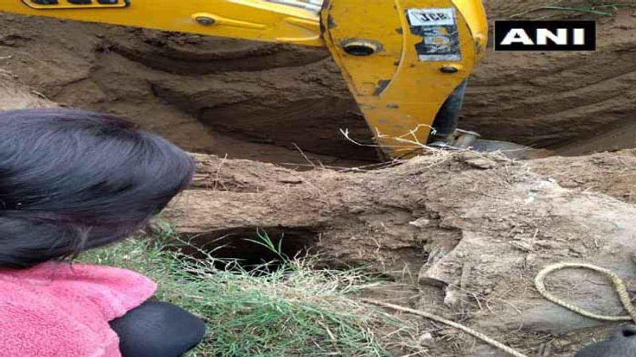 బోరుబావిలో పడిన చిన్నారి.. 70 అడుగుల లోతులో పసిప్రాణం బోరుబావిలో పడిన చిన్నారి.. 70 అడుగుల లోతులో పసిప్రాణం