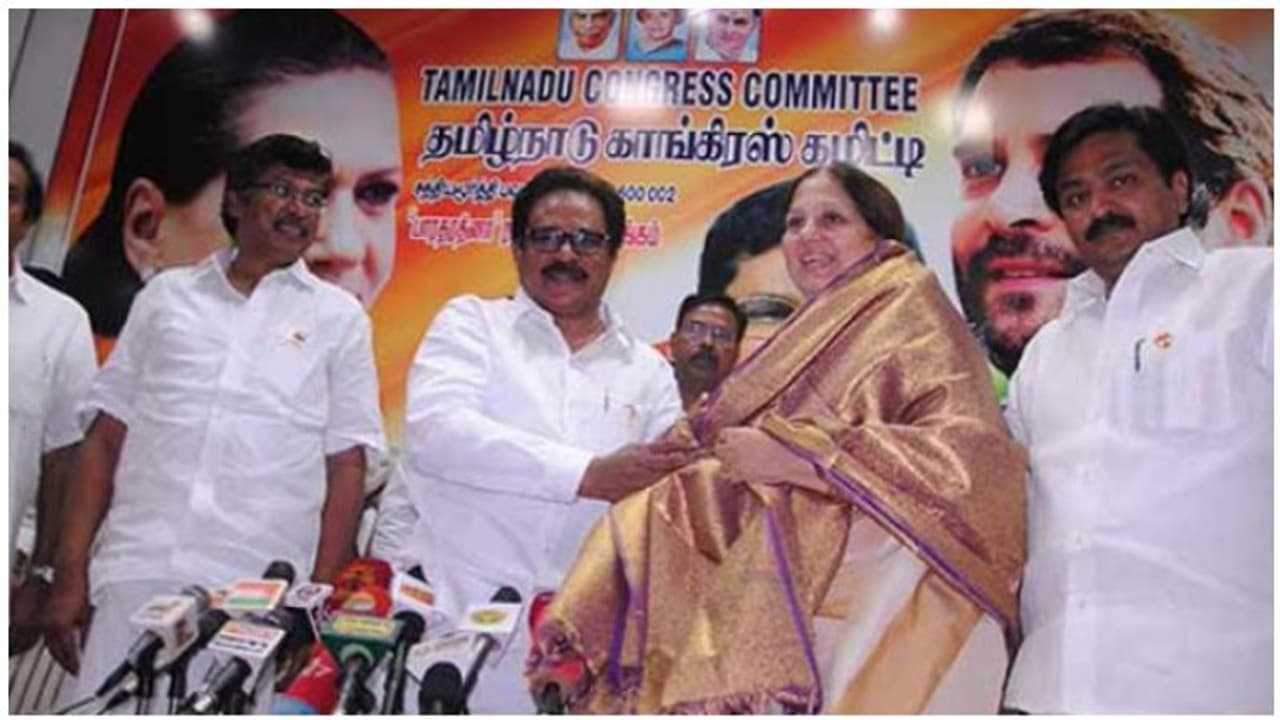 ஜெயலலிதா நெருங்கிய தோழி காங்கிரஸில் ஐக்கியம்! ஜெயலலிதா நெருங்கிய தோழி காங்கிரஸில் ஐக்கியம்!