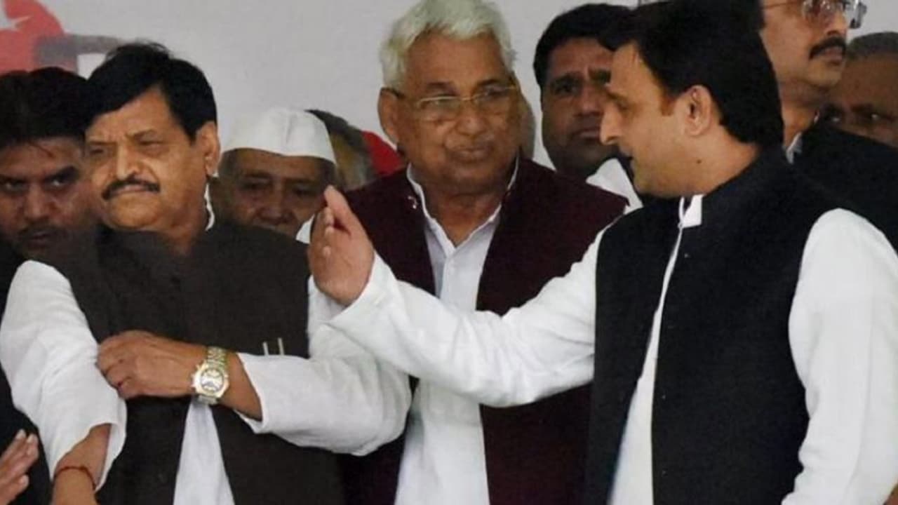 बागी चाचा शिवपाल की विधायकी छिनेंगे अखिलेश