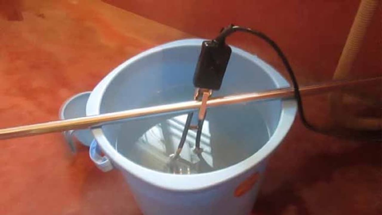 వాటర్ హీటర్ ఉన్న బకెట్లో చేయి పెట్టి.. చిన్నారి మృతి... ! వాటర్ హీటర్ ఉన్న బకెట్లో చేయి పెట్టి.. చిన్నారి మృతి... !