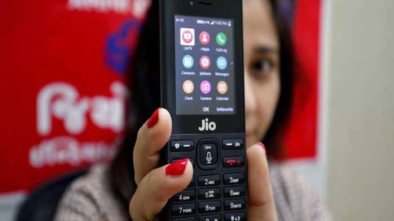 రికార్డ్స్ బ్రేక్: స్మార్ట్ ఫోన్ల కంటే‘జియో’పైనే మోజు! రికార్డ్స్ బ్రేక్: స్మార్ట్ ఫోన్ల కంటే‘జియో’పైనే మోజు!