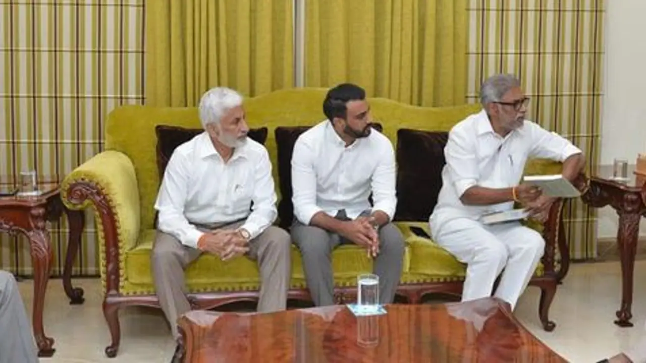 వైసీపీకి దగ్గుబాటి తనయుడు రాజీనామా: పురంధేశ్వరి కోసమే... వైసీపీకి దగ్గుబాటి తనయుడు రాజీనామా: పురంధేశ్వరి కోసమే...