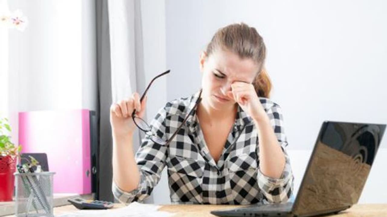 দীর্ঘক্ষণ কম্পিউটারের সামনে বসে কাজ! বাড়ি ফিরে নিন চোখের যত্ন দীর্ঘক্ষণ কম্পিউটারের সামনে বসে কাজ! বাড়ি ফিরে নিন চোখের যত্ন