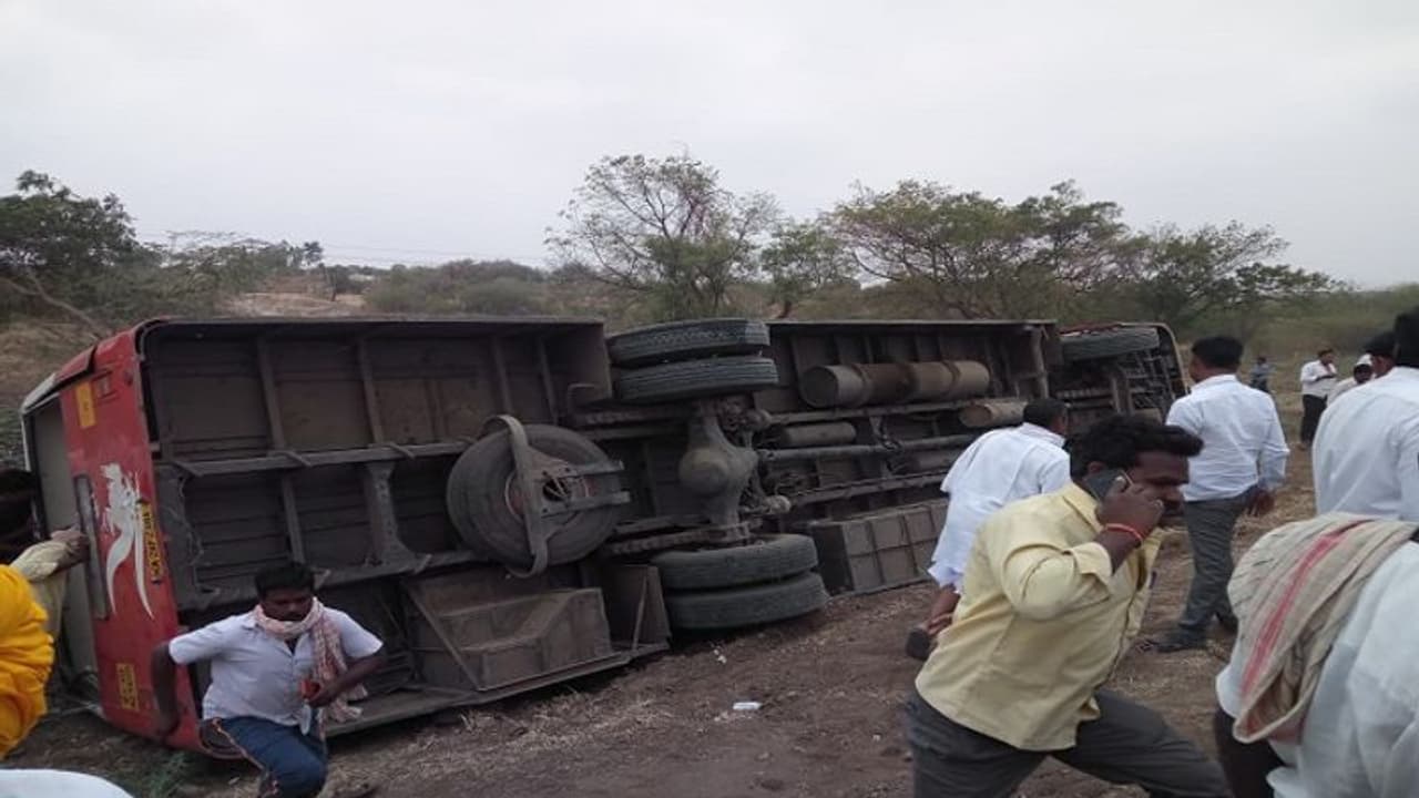 ಅಡ್ಡ ಬಂದ ಅಜ್ಜನ ಉಳಿಸಲು ಹೋಗಿ ಬಸ್ ಪಲ್ಟಿ: ಮಹಿಳೆ ಸಾವು!