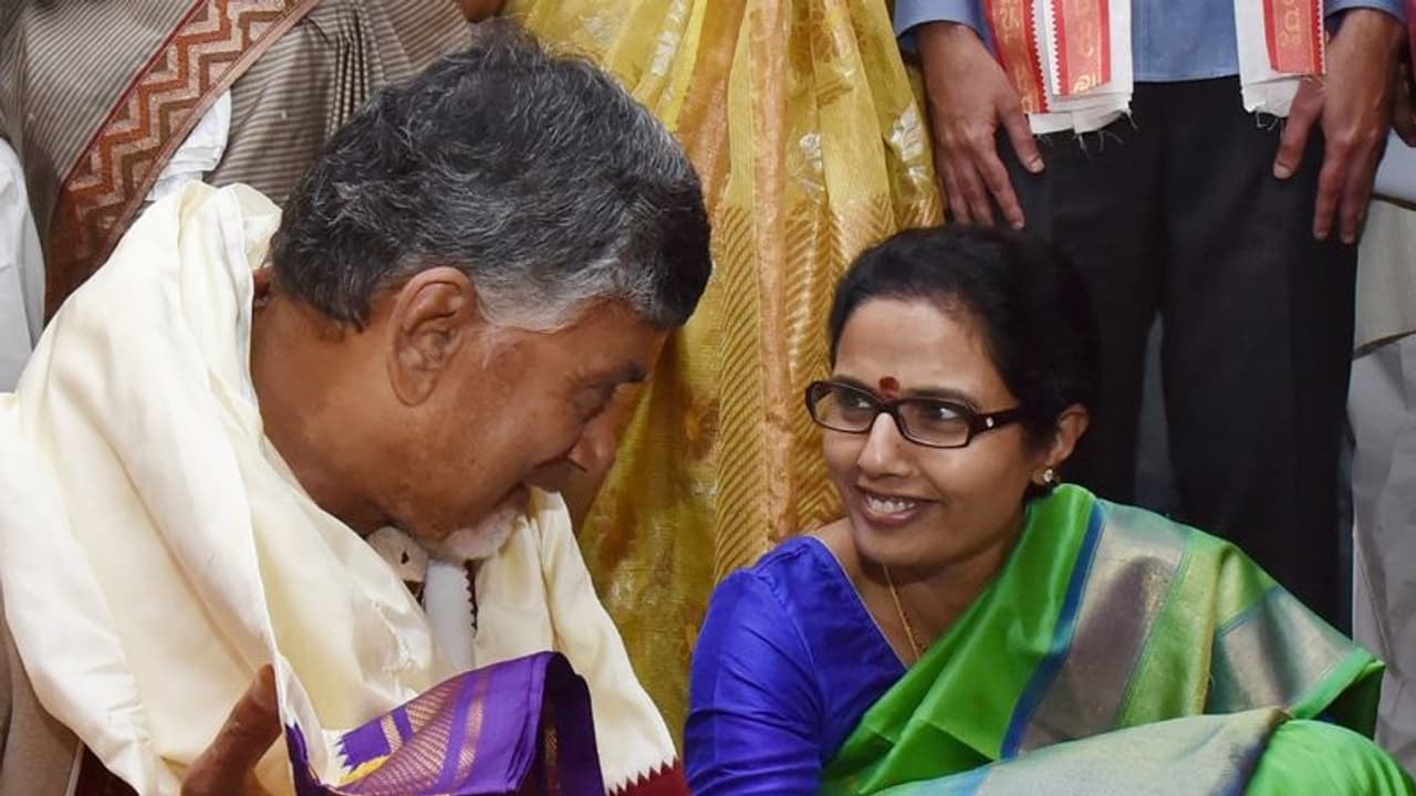 ఒక్కటే ఇల్లు ఉండాలి... కనకదుర్గమ్మను కోరుకున్నదదే: చంద్రబాబు ఒక్కటే ఇల్లు ఉండాలి... కనకదుర్గమ్మను కోరుకున్నదదే: చంద్రబాబు