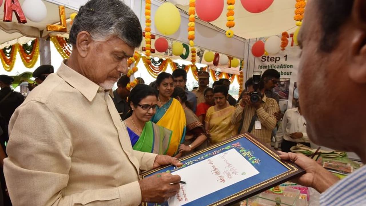AP Skill development scamలో చంద్రబాబుకు బెయిల్: రాజకీయ ర్యాలీలు, సభల్లో పాల్గొనేందుకు హైకోర్టు గ్రీన్ సిగ్నల్ AP Skill development scamలో చంద్రబాబుకు బెయిల్: రాజకీయ ర్యాలీలు, సభల్లో పాల్గొనేందుకు హైకోర్టు గ్రీన్ సిగ్నల్