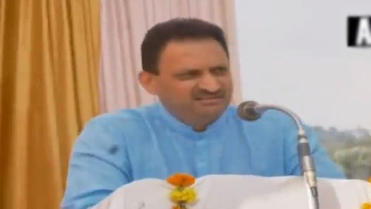 'ഹിന്ദു പെണ്കുട്ടിയെ തൊട്ടാൽ ആ കൈകൾ വെട്ടണം': വിവാദ പരാമർശവുമായി കേന്ദ്രമന്ത്രി 'ഹിന്ദു പെണ്കുട്ടിയെ തൊട്ടാൽ ആ കൈകൾ വെട്ടണം': വിവാദ പരാമർശവുമായി കേന്ദ്രമന്ത്രി