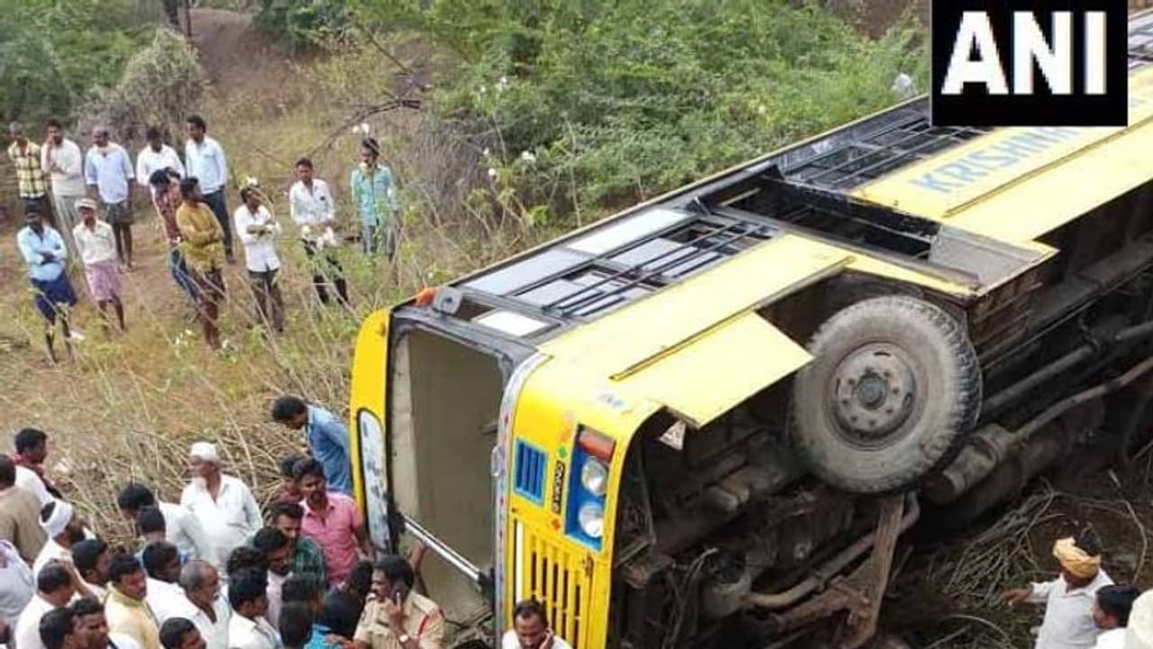 గుంటూరు జిల్లాలో స్కూలు బస్సు బోల్తా, బస్సులో 50 మంది చిన్నారులు గుంటూరు జిల్లాలో స్కూలు బస్సు బోల్తా, బస్సులో 50 మంది చిన్నారులు