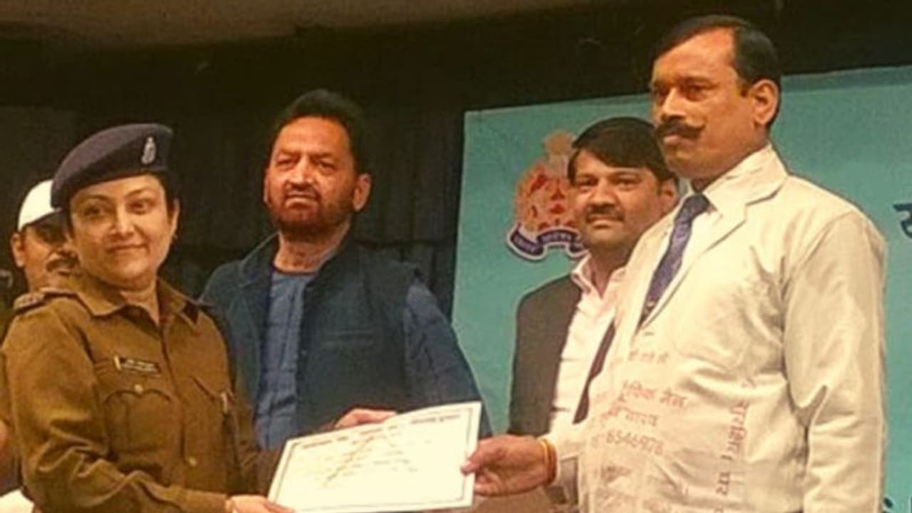 ഗതാഗതക്കുരുക്കില് പെട്ട് രോഗി മരിച്ചു; ഡോക്ടര്, 'ട്രാഫിക് മാനാ'യി ഗതാഗതക്കുരുക്കില് പെട്ട് രോഗി മരിച്ചു; ഡോക്ടര്, 'ട്രാഫിക് മാനാ'യി