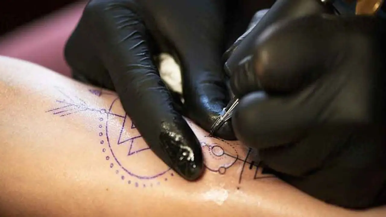 ടാറ്റൂ ചെയ്യുന്നതിന് മുന്‍പ് ഈ അപകടസാധ്യതകള്‍ കൂടി അറിഞ്ഞിരിക്കൂ 