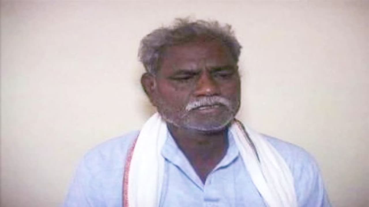 झोंपड़ी में रहता है भाजपा का ये विधायक, चंदा जुटा जनता बनवा रही पक्का मकान